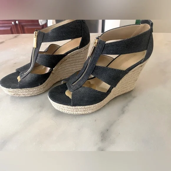 Beautiful Micheal Kors Sandals - Picture 1 of 3